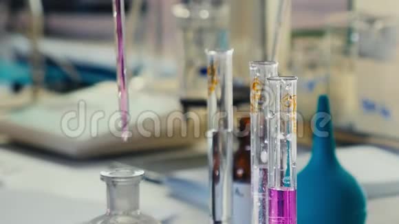 实验室助理用液体样品摇瓶视频的预览图