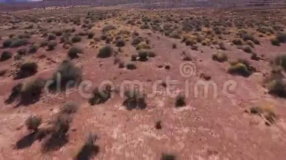 亚利桑那州和犹他州著名的阳光明媚的美国沙漠景观视频的预览图