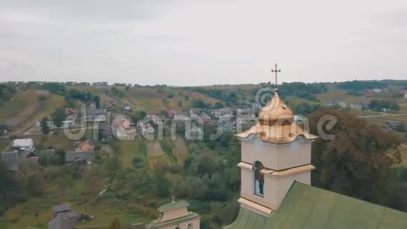 旧村的教堂从顶部看全景空中射击视频的预览图