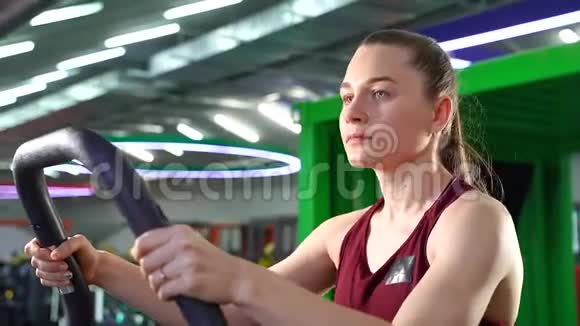 在健身房进行有氧运动的年轻女性的特写视频的预览图