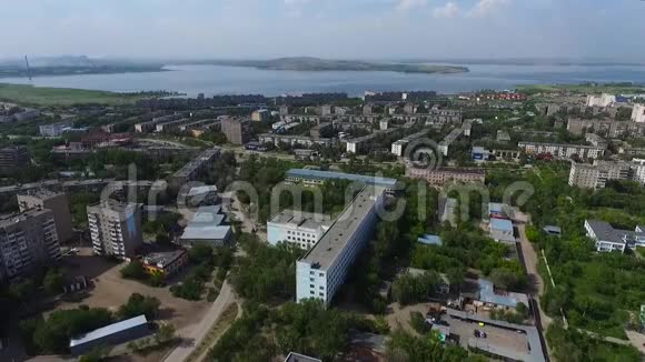 从鸟瞰城市视频的预览图