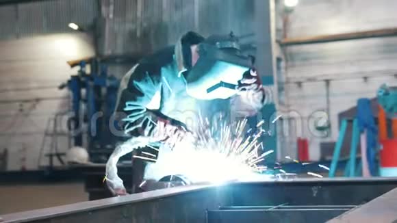 建筑工厂一个男工把头盔合上用焊机视频的预览图