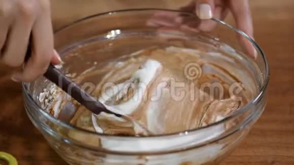女人手混合奶油和巧克力做蛋糕准备视频的预览图