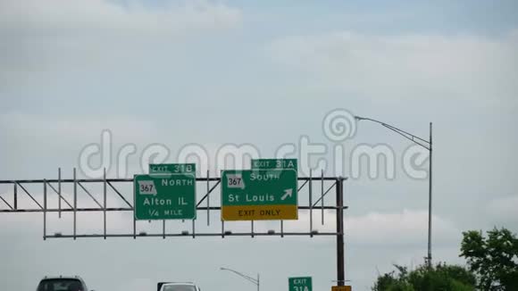 交通标志高速公路出口到圣路易斯芝加哥美国2019年6月20日视频的预览图