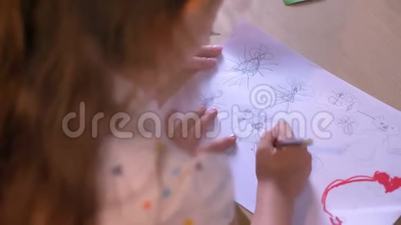孩子和妈妈一起画画妈妈帮女儿做作业坐在桌子旁家庭观念视频的预览图