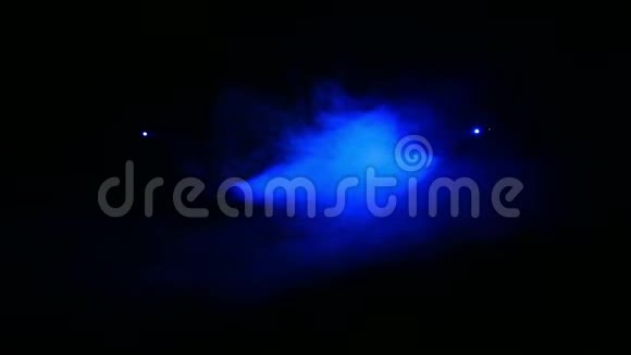 用烟毯将两个轮廓聚光灯的蓝光指向对方视频的预览图