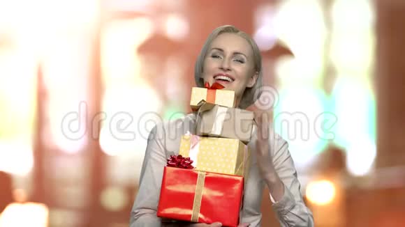 商界女性手里拿着一堆礼盒视频的预览图
