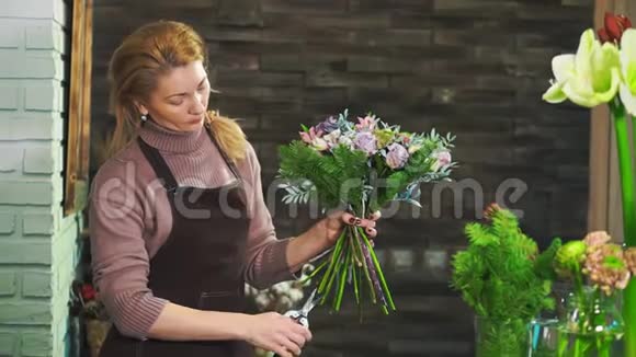 女人花店剪花茎视频的预览图