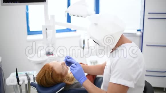 多角熊猫面具牙科医生做口腔卫生牙科治疗手术视频的预览图