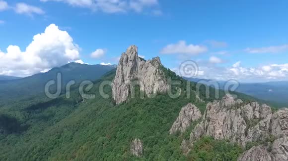 岩体空中观景视频的预览图