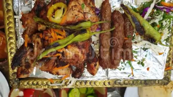 在埃及吃烧烤中东烤食物牛肉和鸡肉配菜视频的预览图