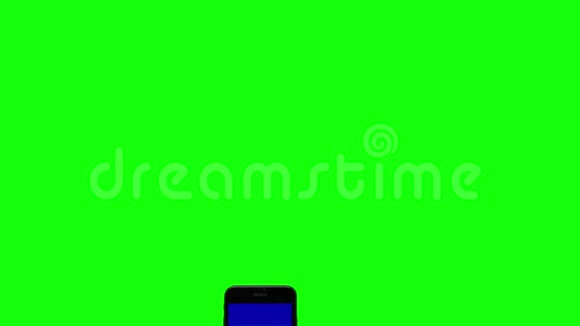 在智能手机上电影制片人用手举起带有蓝色屏幕的Steadicam视频的预览图