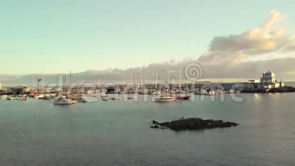 空中射击玛丽娜位于太平洋海岸的一个小渔村的港口大量的船只游艇视频的预览图
