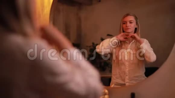女人在洗手间附近的镜子前准备视频的预览图