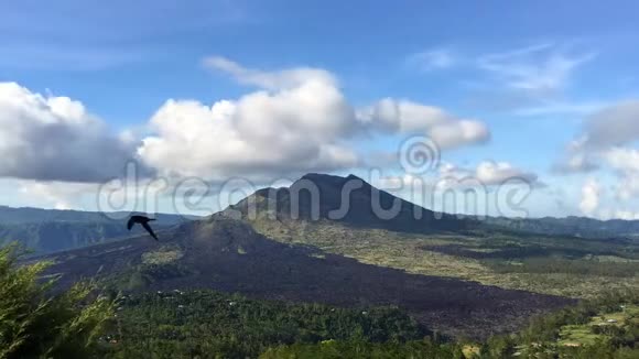 美丽的巴图尔火山多云的天空时间流逝印度尼西亚视频的预览图