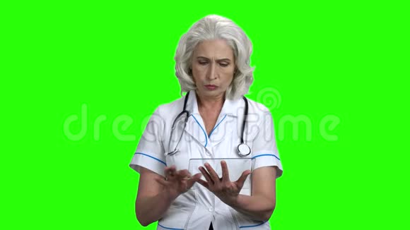 女医生使用未来的透明平板电脑视频的预览图
