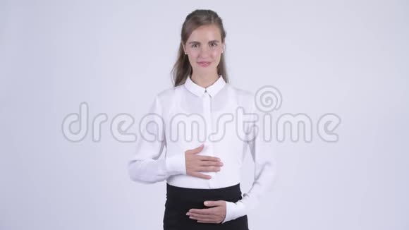 年轻快乐的怀孕女商人双臂交叉视频的预览图