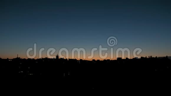 日落时的旧城市天际线剪影在框架的中心是罗勒卡教堂深蓝色的饱和天空视频的预览图