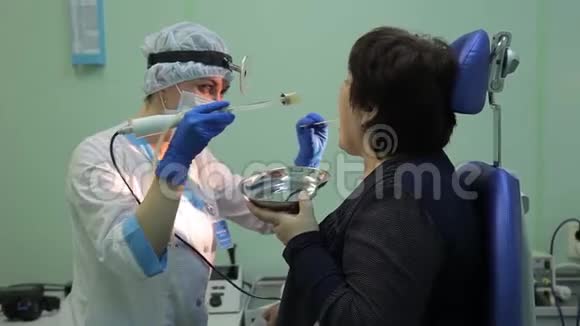 一位女医生在新医疗技术的帮助下检查一位妇女的病人创新技术进展情况视频的预览图
