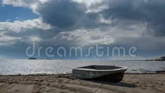渔船躺在湖边的沙滩上云彩划过天空周围没有人视频的预览图