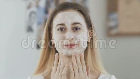 女人在房间里戴上化妆面具看着镜头视频的预览图