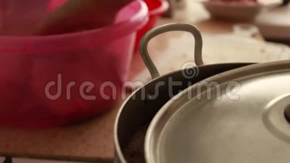 做晚饭厨房里的金属锅里有东西是用水煮的蒸汽出来了在背景上切肉视频的预览图