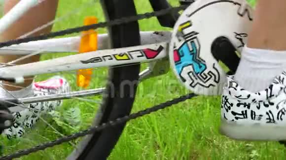 特写自行车轮子视频的预览图