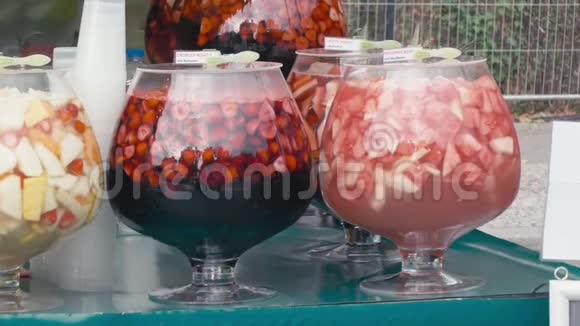 在露天城市集市上摆着一大碗水果鸡尾酒适当营养的概念来自视频的预览图