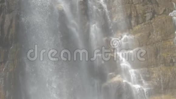 白泡的淡水落在潮湿的棕色岩石上视频的预览图