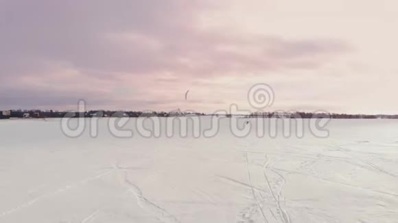 慢动作一名男运动员在滑雪板上从事King他在一个大湖的冰上翻滚滚动他表演视频的预览图