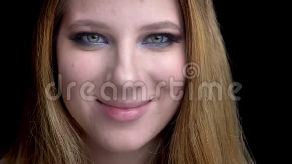 特写镜头年轻漂亮的女性脸上洋溢着迷人的笑容背景与黑色隔离视频的预览图