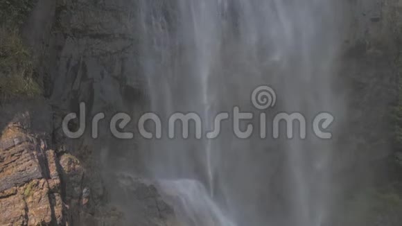 白色泡沫瀑布岩石悬崖绿草视频的预览图