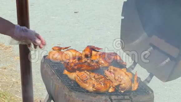 厨师在烧烤时炸鸡视频的预览图