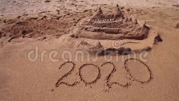 2020年在沙滩上被海浪冲走视频的预览图