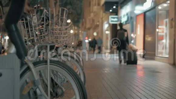 在夜城的街道上为分享而自行车视频的预览图