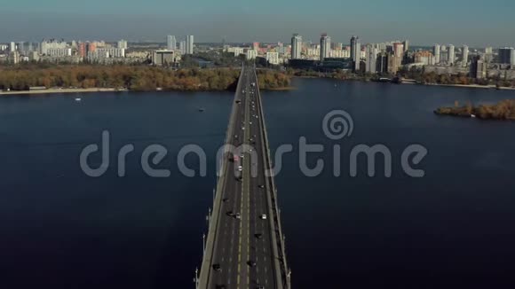 从阳光明媚的城市景观中可以看到河上的桥视频的预览图