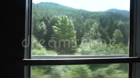 从火车的窗户可以看到风景视频的预览图
