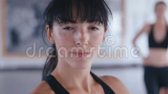 美丽的女斗士自信地看着镜头的肖像健身馆训练后有魅力的女运动员视频的预览图