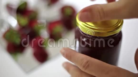 美味的新鲜草莓果酱果酱和草莓水果背景视频的预览图