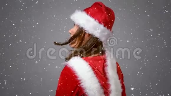 一个穿着桑塔西装的女孩被大雪覆盖的视频合成视频的预览图