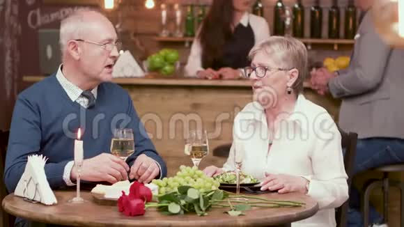 一对老夫妇在一家老式餐厅里浪漫约会视频的预览图