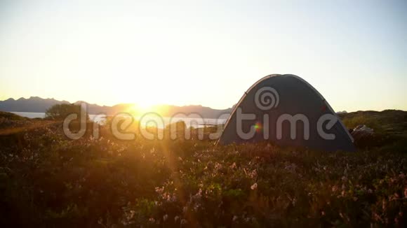 峡湾美丽的日落在山上湖边的旅游帐篷视频的预览图