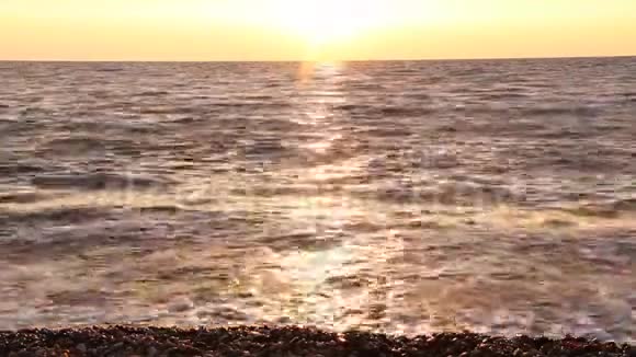 水上日落视频日落海滩背景视频的预览图