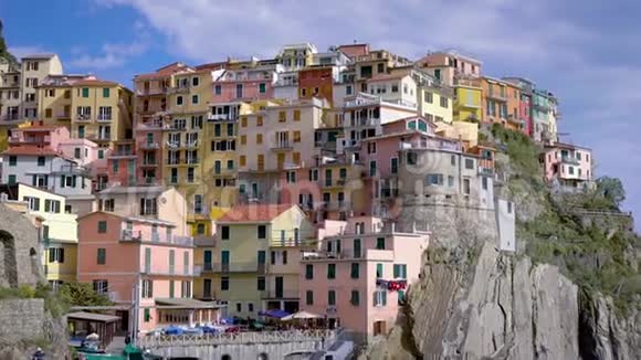 意大利著名的CinqueTerre镇马纳罗拉一个美丽的小镇在岩石海岸有五颜六色的房子尿尿视频的预览图