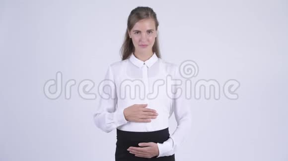 年轻快乐的怀孕女商人比较什么视频的预览图