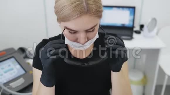 慢动作美容医生在手术前戴上特殊的防护眼镜视频的预览图