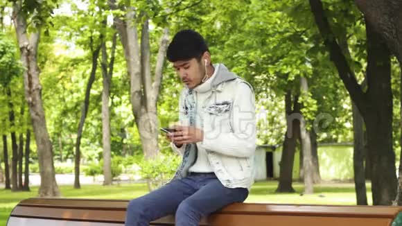 有智能手机听音乐的男学生视频的预览图