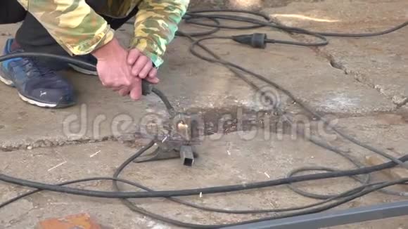 一个在焊接机上工作的人的手视频的预览图