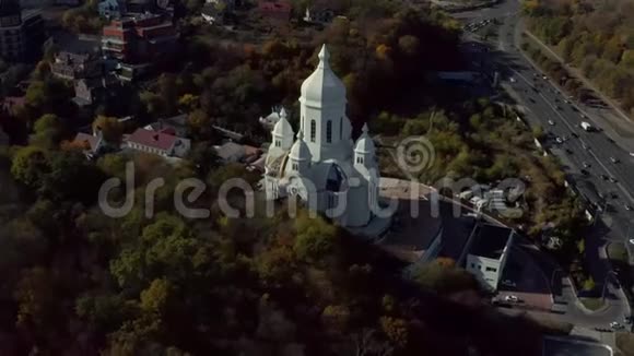 带道路和教堂的阳光城市景观视频的预览图