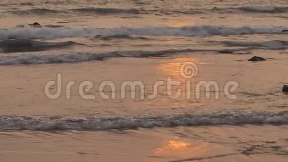 日落与海波在果阿州印度视频的预览图